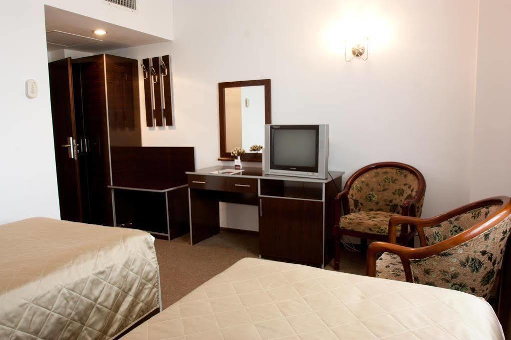 Denisa Hotel オトペニ エクステリア 写真