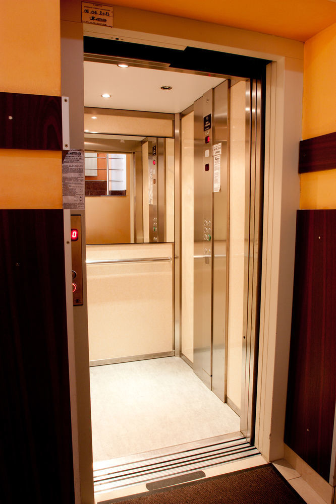 Denisa Hotel オトペニ エクステリア 写真